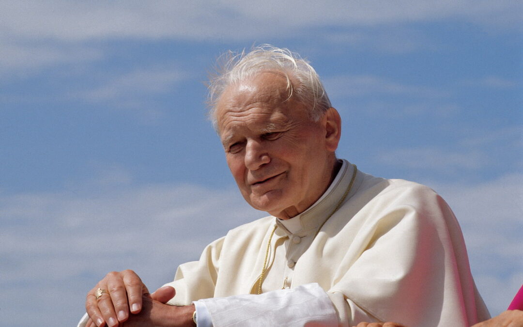 Juan Pablo II: “Los medios de comunicación han acostumbrado a ciertos sectores sociales a escuchar lo que «halaga los oídos”.