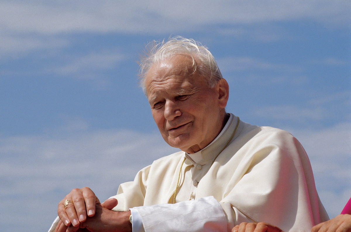 Juan Pablo II: “Los medios de comunicación han acostumbrado a ciertos sectores sociales a escuchar lo que «halaga los oídos”.