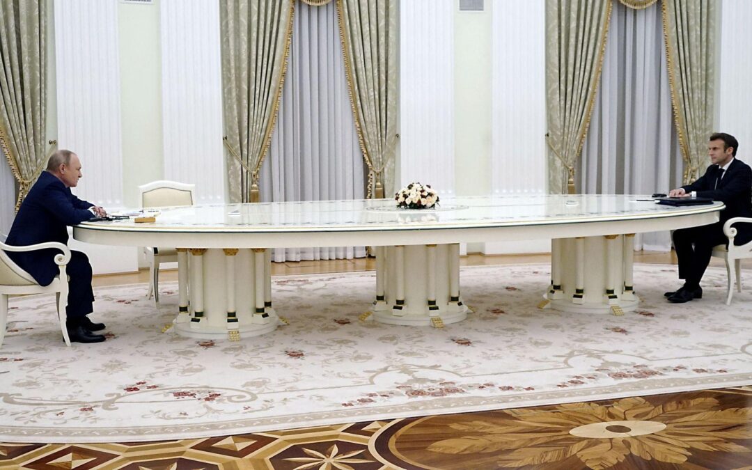 Mesa para dos, amenazas para todos