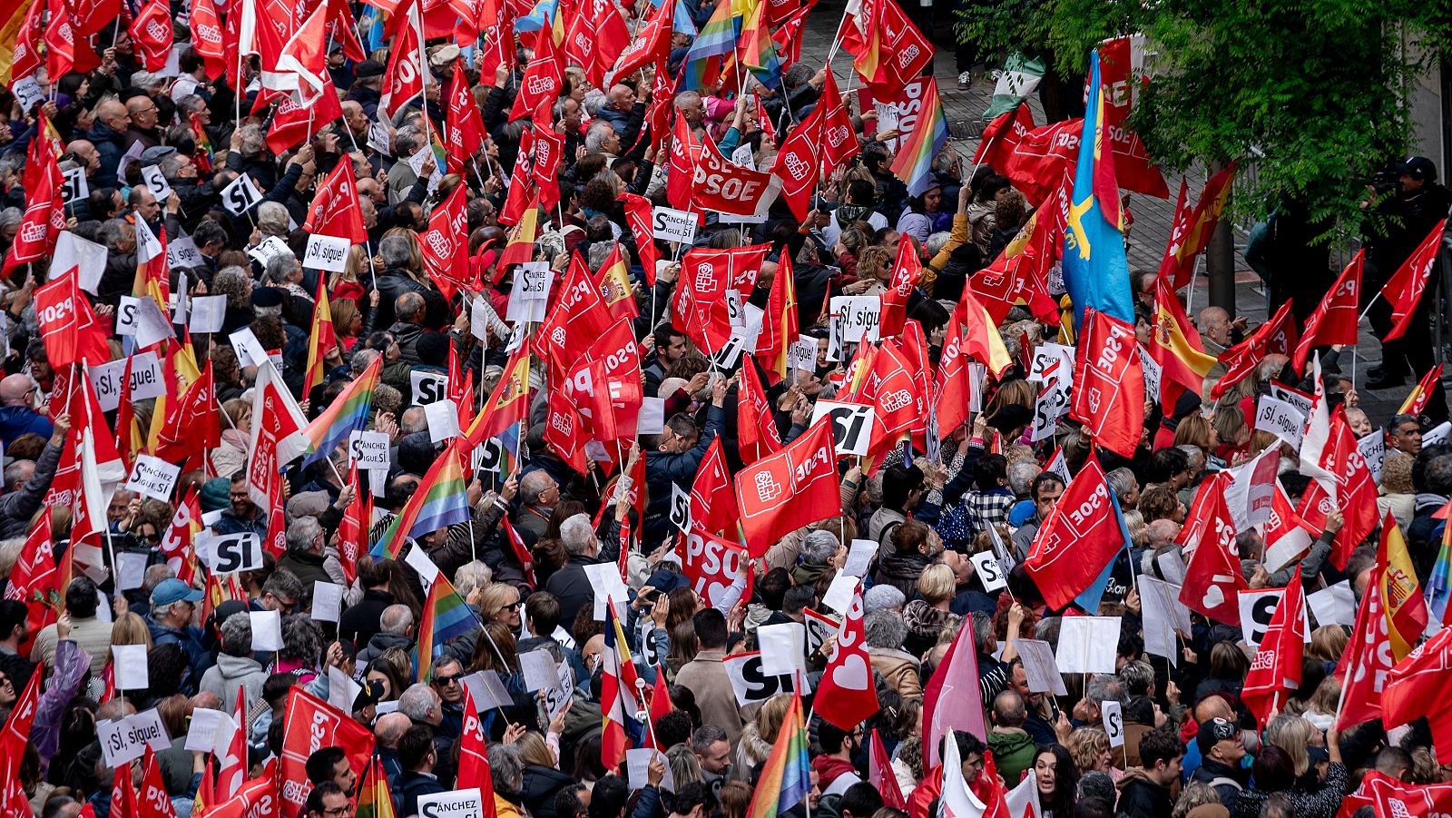 El futuro del PSOE Manifestación de militantes del PSOE frente a Ferraz, en apoyo a la continuidad de Pedro Sánchez, durante sus cinco días de reflexión.